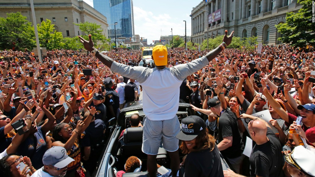 160622160732-05-cleveland-cavaliers-parade-0622-super-169